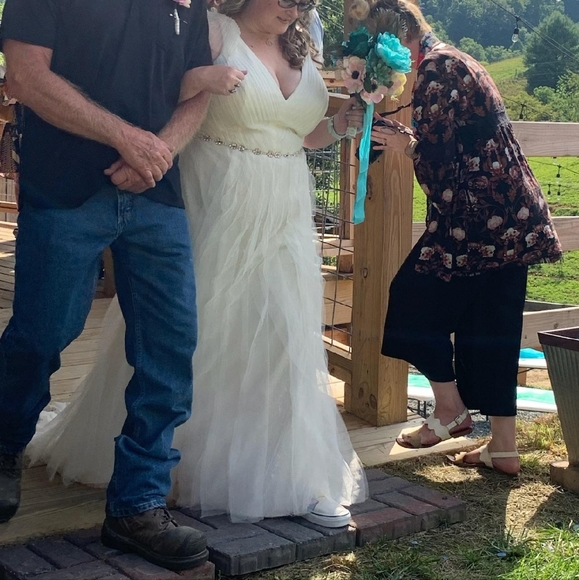 Vera Wang Wedding Gown - Picture 15 of 16